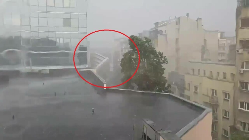 Momentul în care o schelă s-a prăbușit de pe fațada unei clădiri din Capitală. VIDEO - Imaginea 1