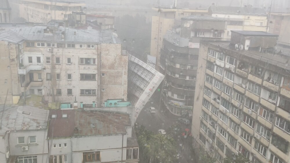 Incidente în lanț în Capitală. Cum s-a desprins o schelă uriașă de pe un bloc în reabilitare - Imaginea 12