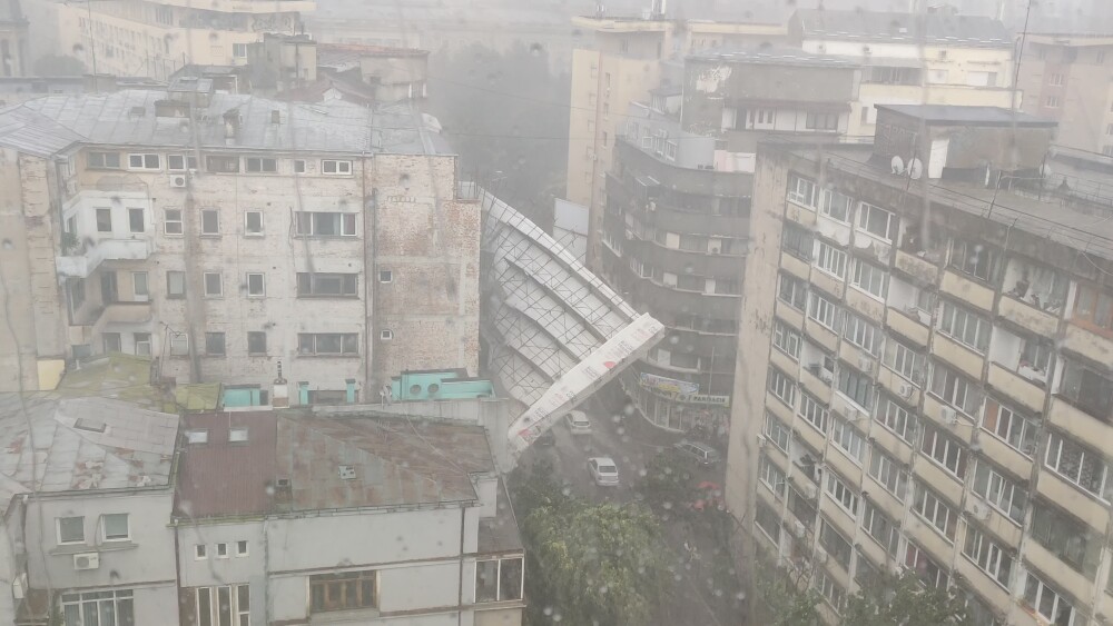 Momentul în care o schelă s-a prăbușit de pe fațada unei clădiri din Capitală. VIDEO - Imaginea 5