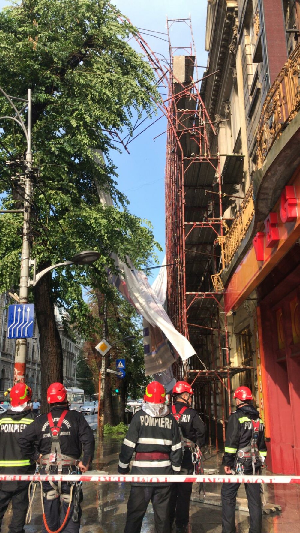 Incidente în lanț în Capitală. Cum s-a desprins o schelă uriașă de pe un bloc în reabilitare - Imaginea 2