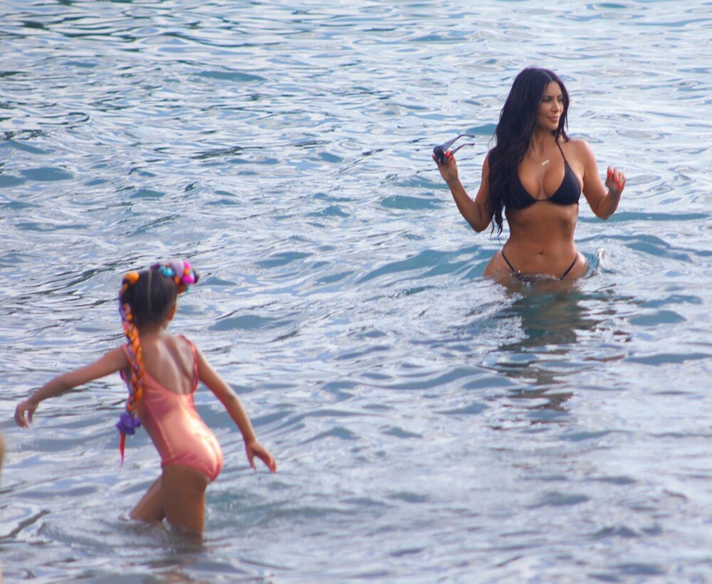 Cum a fost surprinsă Kim Kardashian în Costa Rica. Ținuta nu a lăsat loc de imaginație. FOTO - Imaginea 10