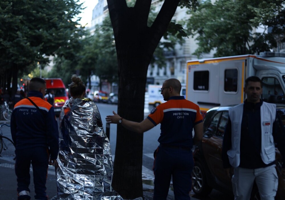 Incendiu puternic în Paris. 2 oameni au murit carbonizați, unul după ce s-a aruncat de la etaj - Imaginea 1