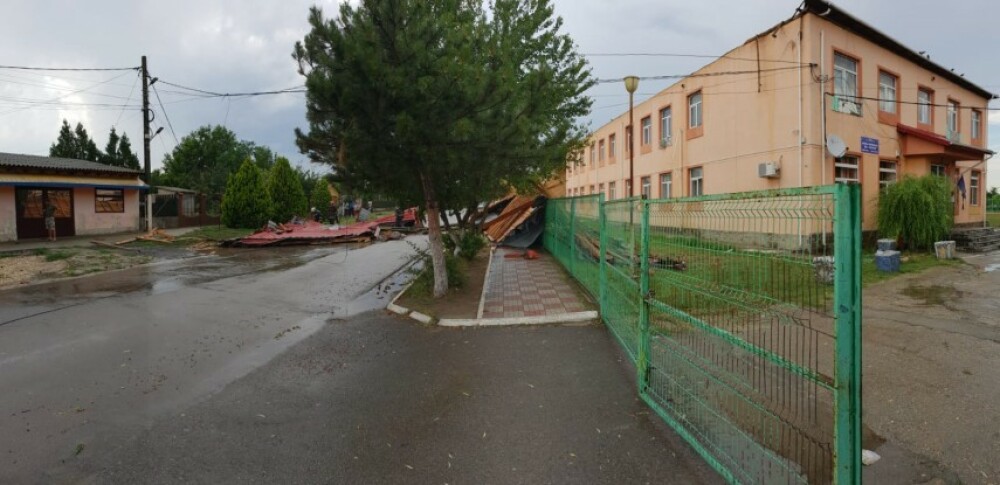 Acoperişul unei școli din Constanța, smuls de o vilejlie cu aspect de tornadă - Imaginea 1