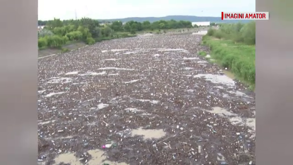 Imaginile dezastrului. Râuri de gunoaie în Buzău, din cauza inundațiilor din ultimele zile - Imaginea 1
