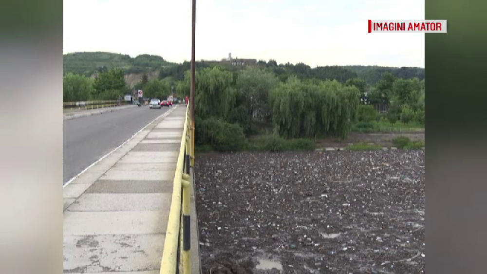 Imaginile dezastrului. Râuri de gunoaie în Buzău, din cauza inundațiilor din ultimele zile - Imaginea 3