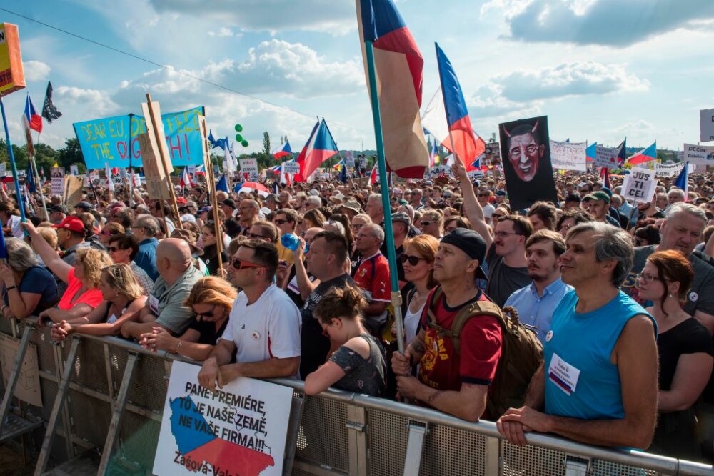 200.000 de cehi au protestat pe muzica din Stăpânul Inelelor împotriva premierului - Imaginea 1