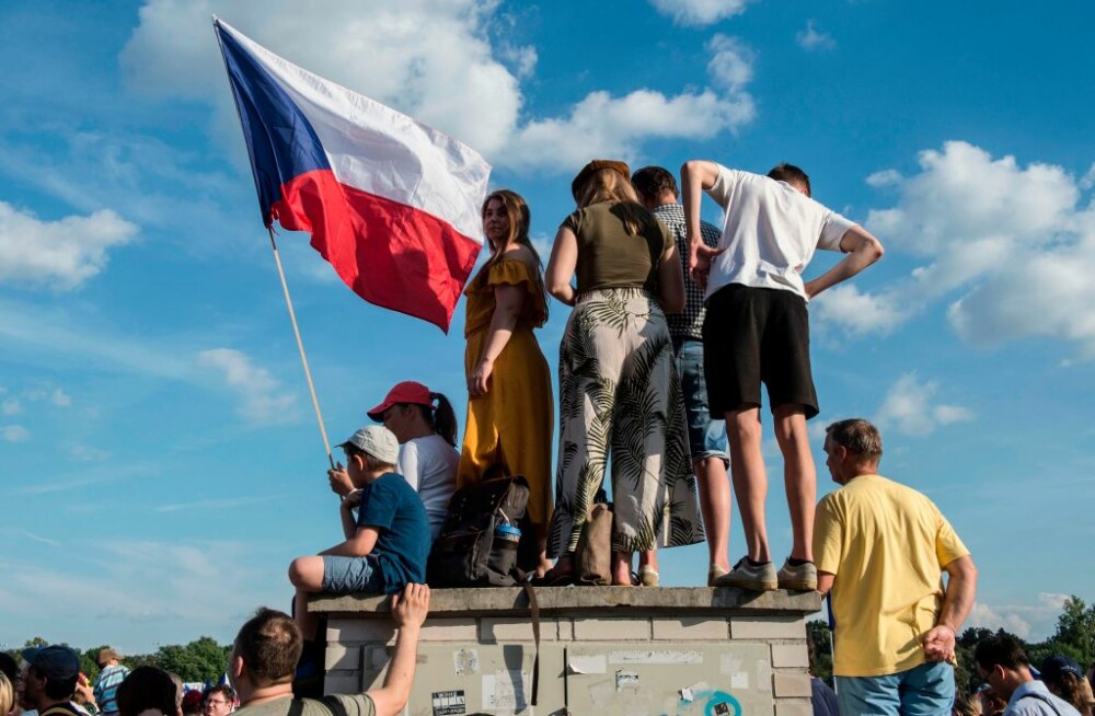 200.000 de cehi au protestat pe muzica din Stăpânul Inelelor împotriva premierului - Imaginea 2