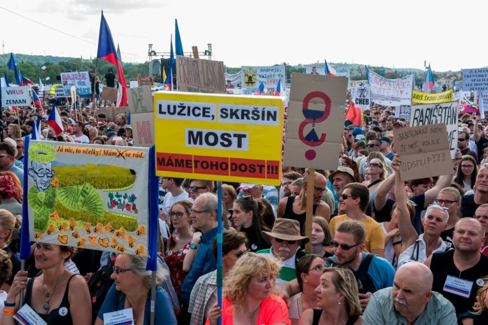 200.000 de cehi au protestat pe muzica din Stăpânul Inelelor împotriva premierului - Imaginea 3