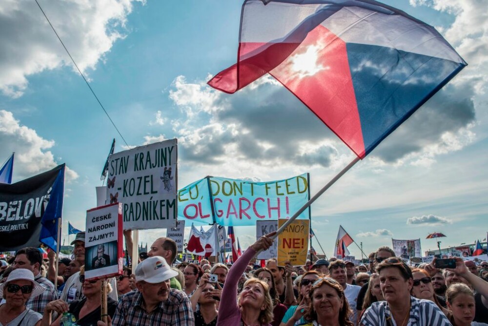 200.000 de cehi au protestat pe muzica din Stăpânul Inelelor împotriva premierului - Imaginea 5