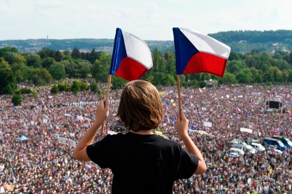 200.000 de cehi au protestat pe muzica din Stăpânul Inelelor împotriva premierului - Imaginea 6