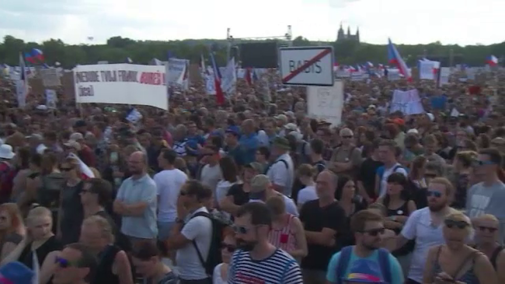 Cehia: sute de mii de oameni cer demisia premierului și a ministrului Justiției - Imaginea 1