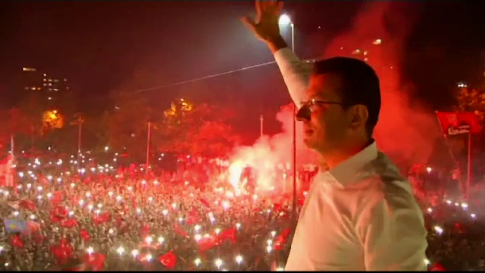 Sărbătoare la Istanbul. Candidatul lui Erdogan, umilit la repetarea alegerilor - Imaginea 1