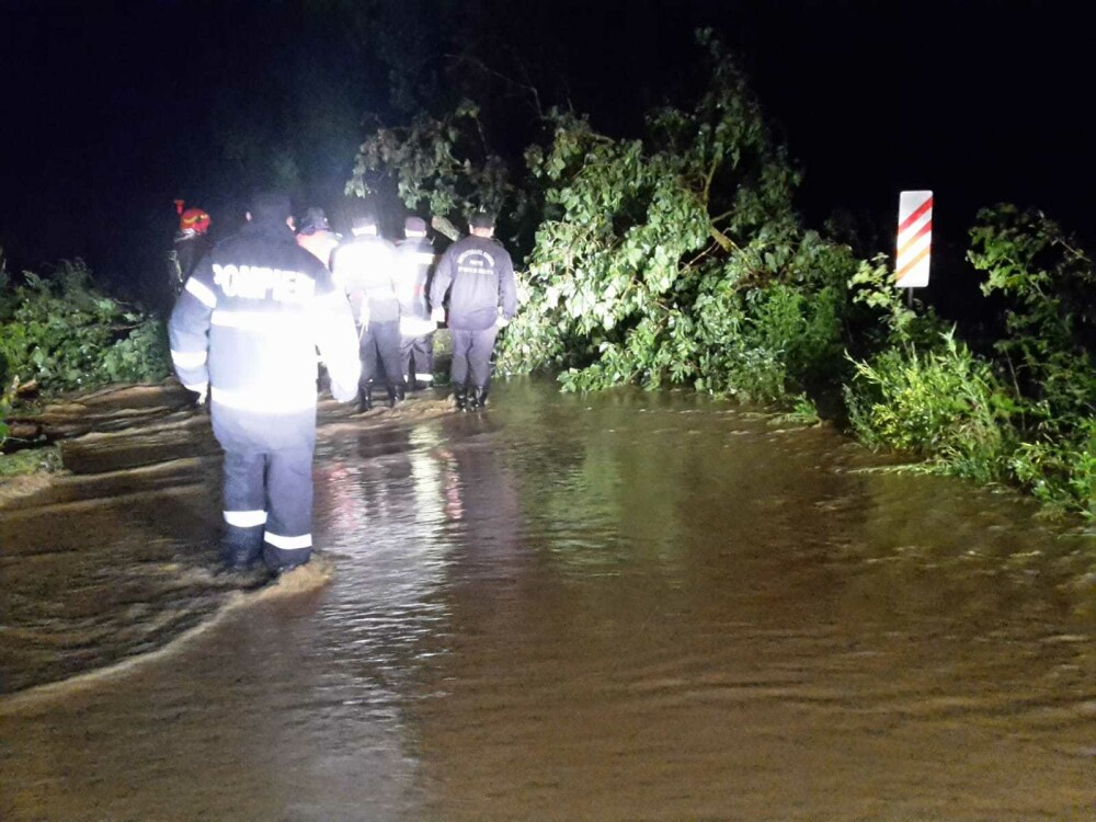 Bilanț după furtunile care au măturat România. 48 de oameni salvați din ape - Imaginea 2