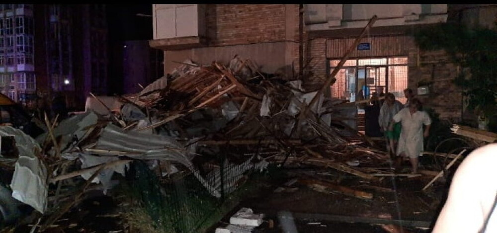 Bloc nou din Craiova, devastat de furtună. Acoperișul, proiectat peste drum. VIDEO - Imaginea 4