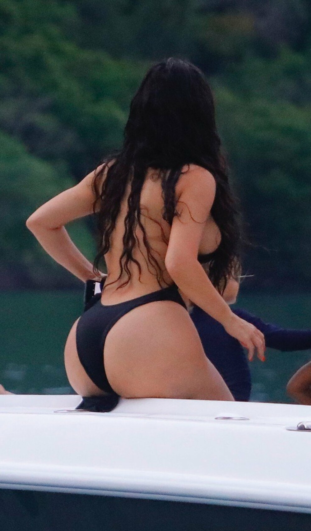 Cum a fost surprinsă Kim Kardashian în Costa Rica. Ținuta nu a lăsat loc de imaginație. FOTO - Imaginea 5