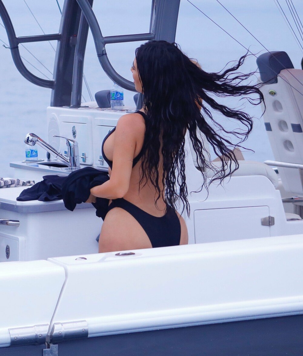 Cum a fost surprinsă Kim Kardashian în Costa Rica. Ținuta nu a lăsat loc de imaginație. FOTO - Imaginea 3