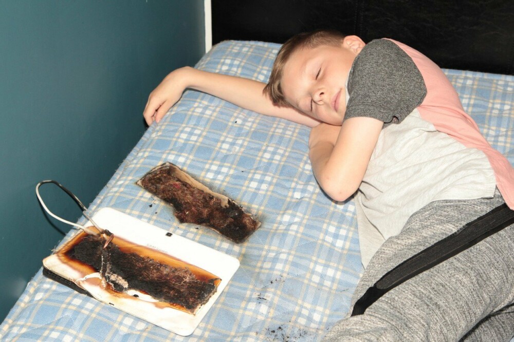 Pățania unui copil care a adormit cu tableta pe pat. Părinții, șocați când l-au descoperit - Imaginea 4