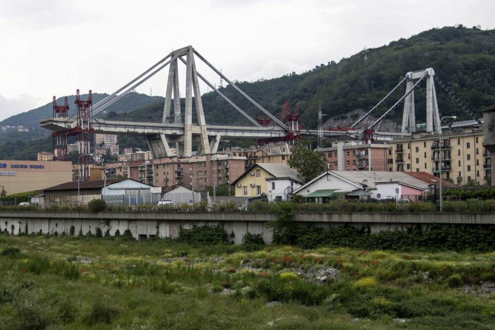 Au început lucrările la podul din Genova, unde 43 de oameni au murit vara trecută. FOTO - Imaginea 4