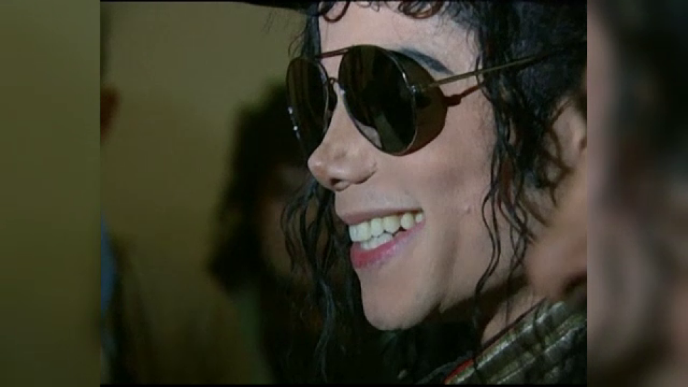 10 ani de la moartea lui Michael Jackson. Cum l-au omagiat fanii la mausoleul din California - Imaginea 1