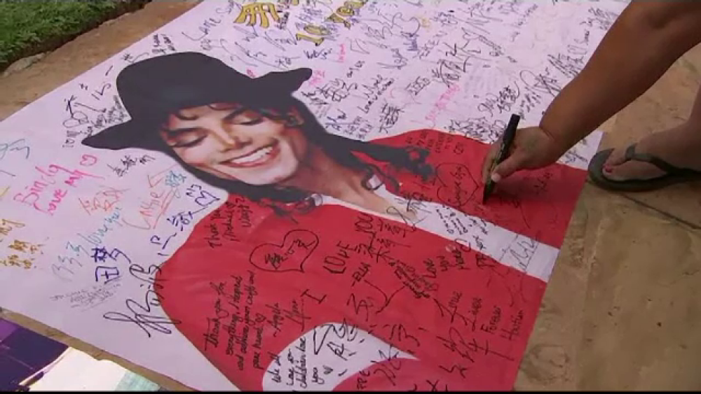 10 ani de la moartea lui Michael Jackson. Cum l-au omagiat fanii la mausoleul din California - Imaginea 2