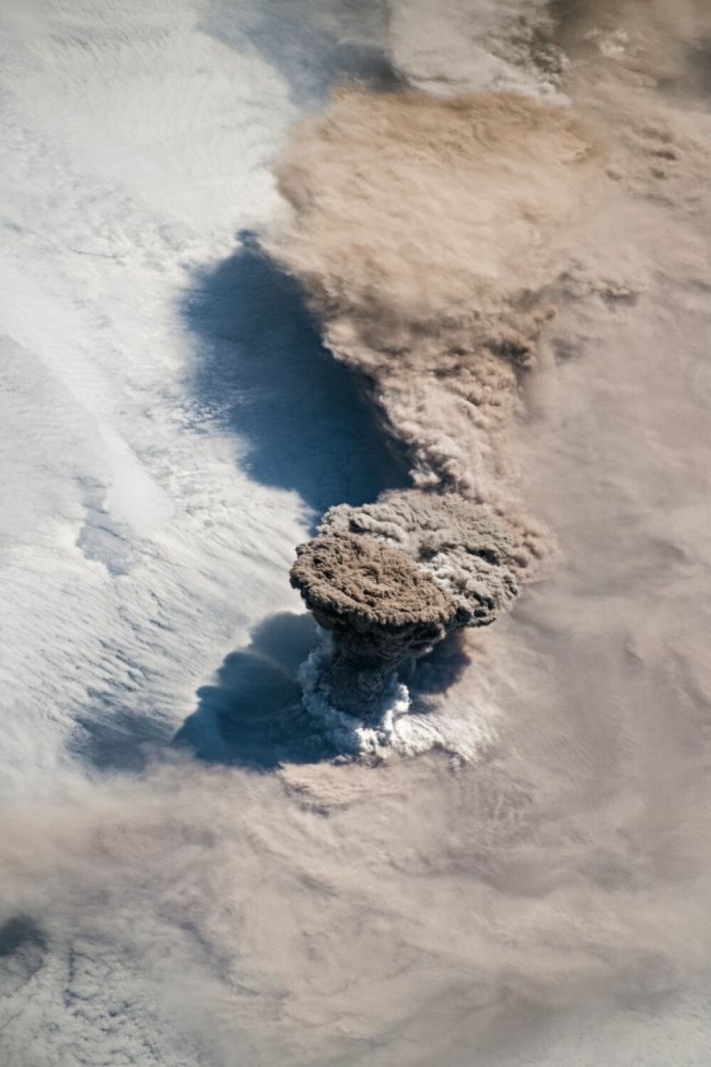Cum arată erupția unui vulcan din spațiu. Imaginea publicată de NASA - Imaginea 3