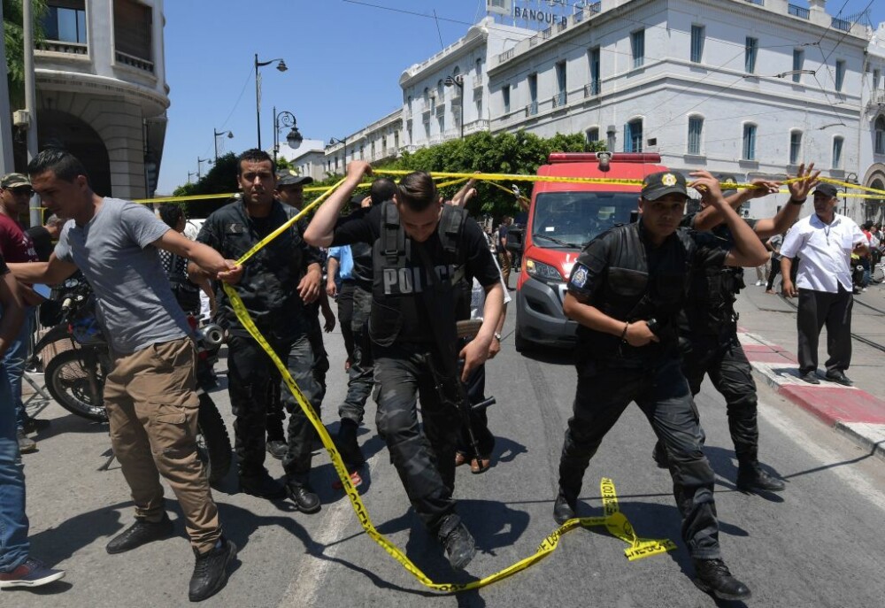 Atac sinucigaș în Tunisia. Un kamikaze s-a aruncat în aer lângă o mașină de poliție - Imaginea 1