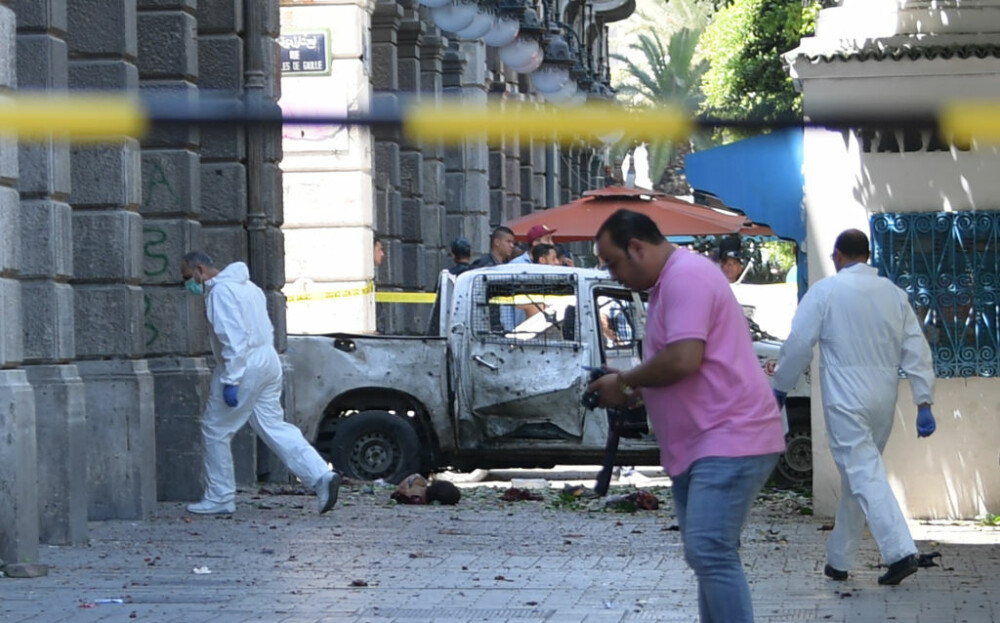 Atac sinucigaș în Tunisia. Un kamikaze s-a aruncat în aer lângă o mașină de poliție - Imaginea 2