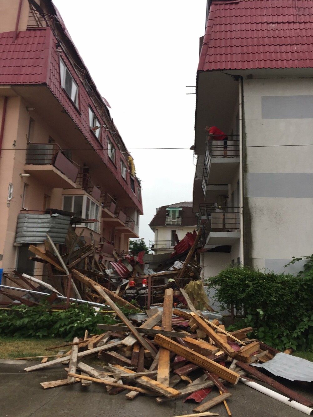 O furtună violentă a smuls acoperișul unui bloc în Baia Mare. O persoană a fost rănită - Imaginea 2