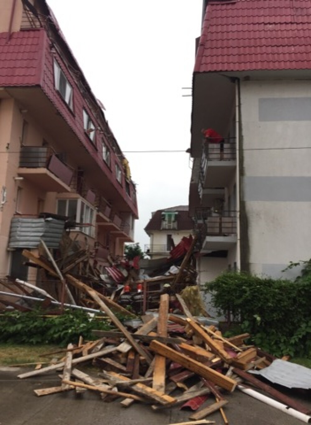 O furtună violentă a smuls acoperișul unui bloc în Baia Mare. O persoană a fost rănită - Imaginea 3