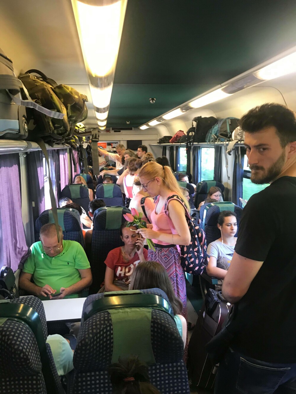 Trenul internațional București-Budapesta, supraaglomerat și fără aer condiționat. FOTO - Imaginea 4