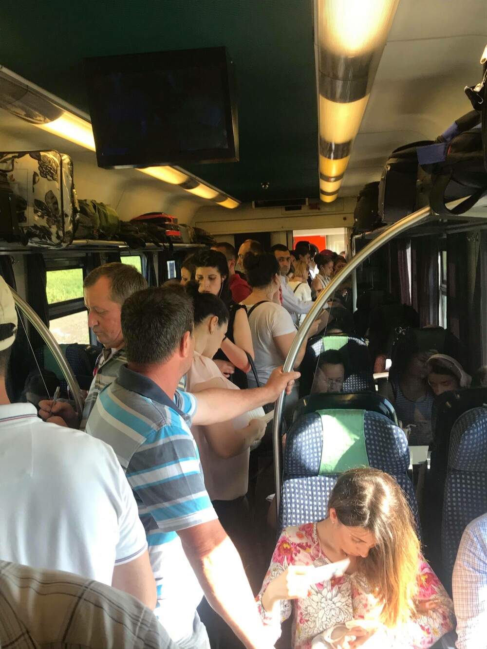 Trenul internațional București-Budapesta, supraaglomerat și fără aer condiționat. FOTO - Imaginea 2