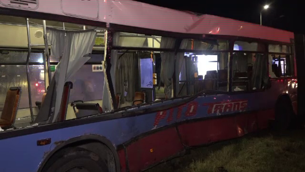 Autobuz cu 80 de muncitori izbit în plin de un TIR, la Arad. Sunt mai mulți răniți - Imaginea 2