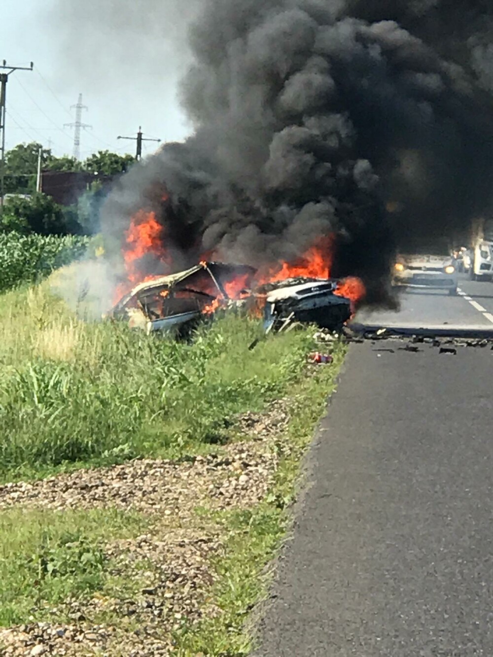 Accident dramatic pe E85. Una dintre maşini a luat foc, după o ciocnire frontală - Imaginea 2