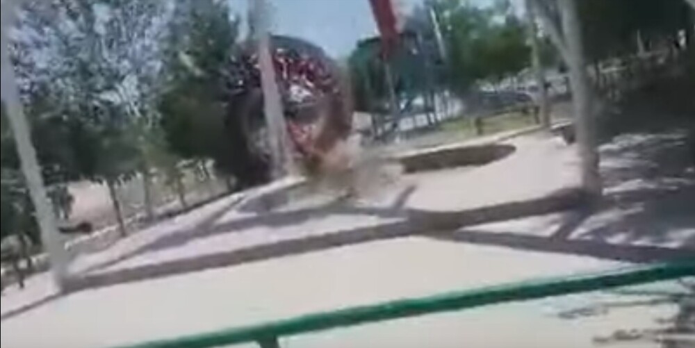 Moment șocant într-un parc de distracții, după ce un leagăn uriaș s-a prăbușit. VIDEO - Imaginea 2