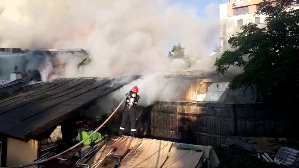 Incendiu lângă o benzinărie din Capitală. A fost afectat și un restaurant. VIDEO - Imaginea 1