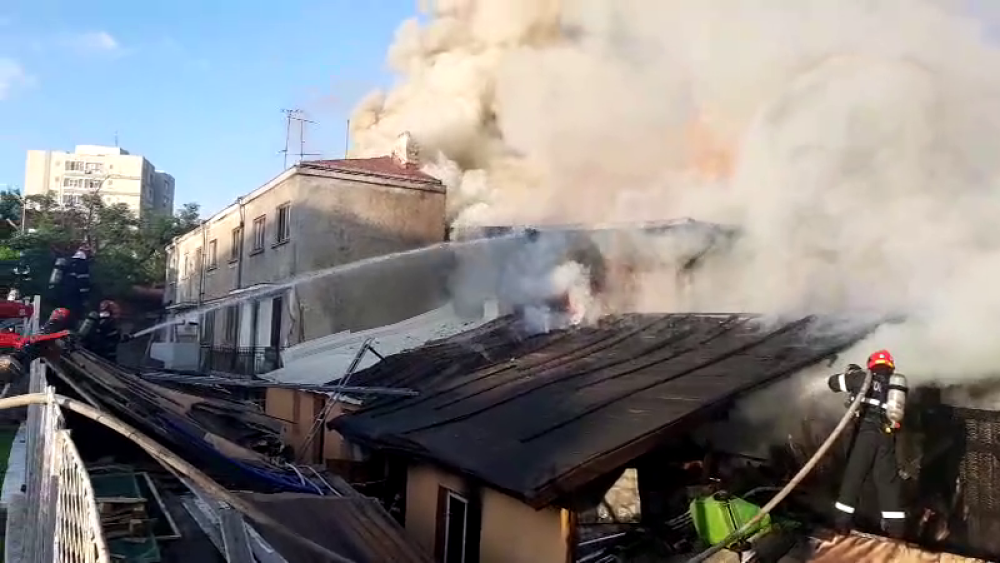 Incendiu lângă o benzinărie din Capitală. A fost afectat și un restaurant. VIDEO - Imaginea 2