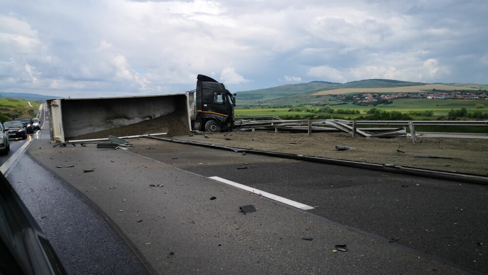 TIR răsturnat pe autostrada Sebeș - Sibiu. Vehiculul a ajuns de-a curmezișul șoselei - Imaginea 3