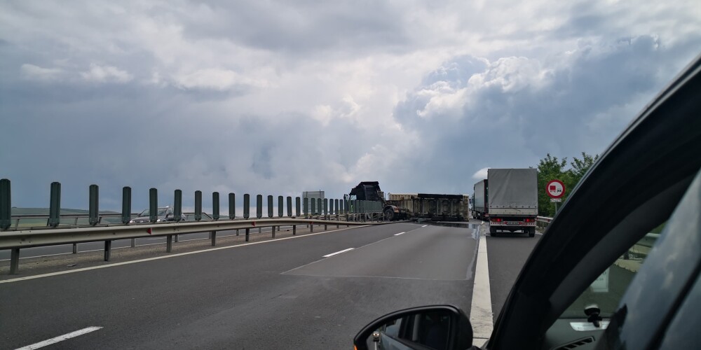 TIR răsturnat pe autostrada Sebeș - Sibiu. Vehiculul a ajuns de-a curmezișul șoselei - Imaginea 5
