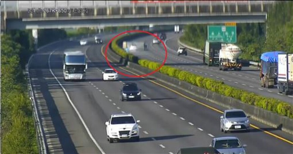Un autoturism Tesla Model 3 pe pilot automat a intrat frontal într-un camion răsturnat pe autostradă. VIDEO - Imaginea 2