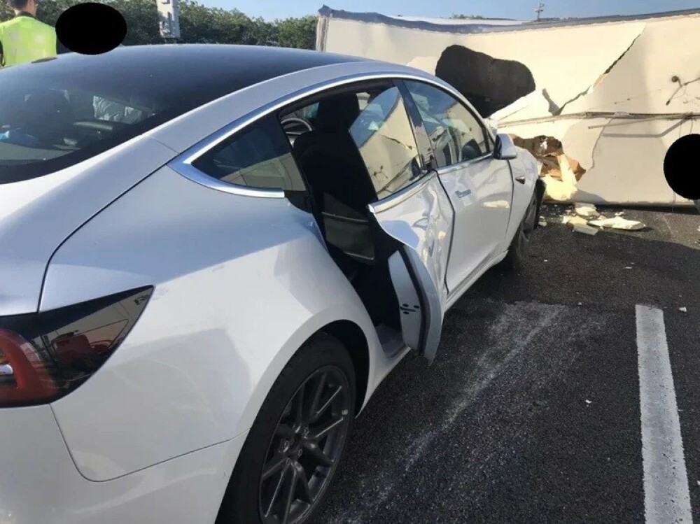 Un autoturism Tesla Model 3 pe pilot automat a intrat frontal într-un camion răsturnat pe autostradă. VIDEO - Imaginea 4