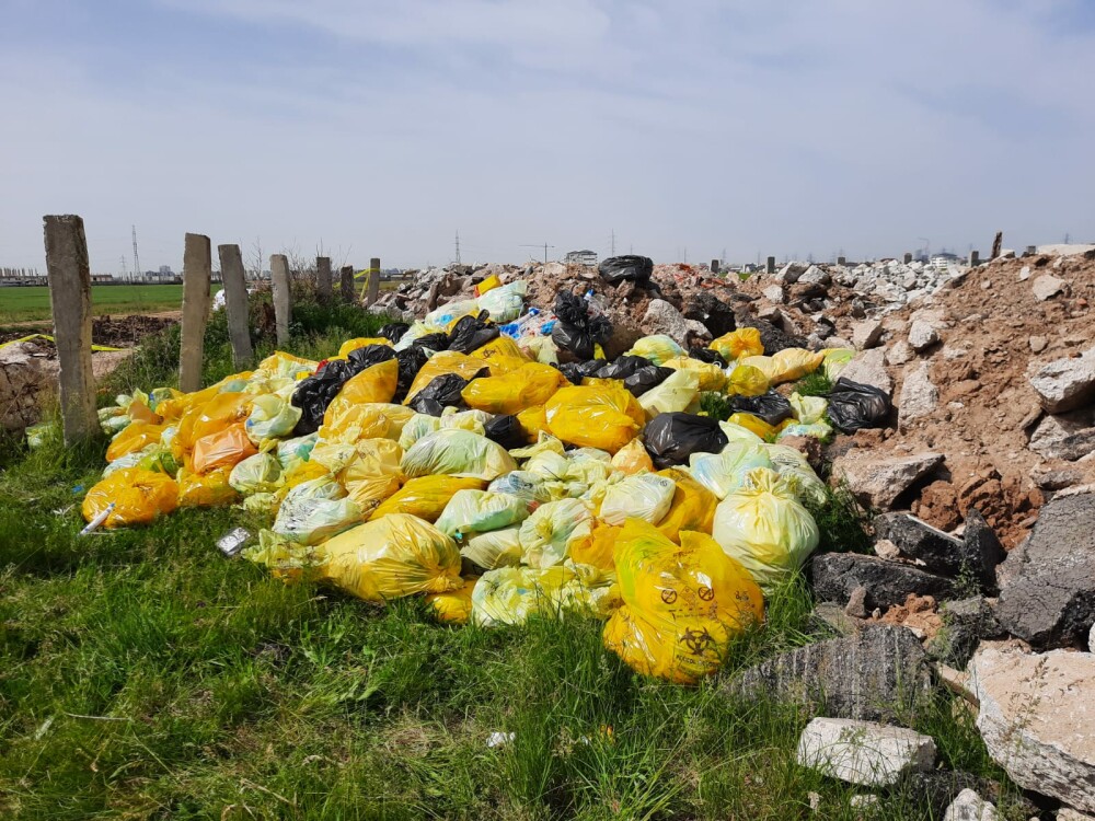 Deşeuri medicale periculoase, aruncate pe un câmp de lângă București. Un bărbat a fost reținut - Imaginea 1