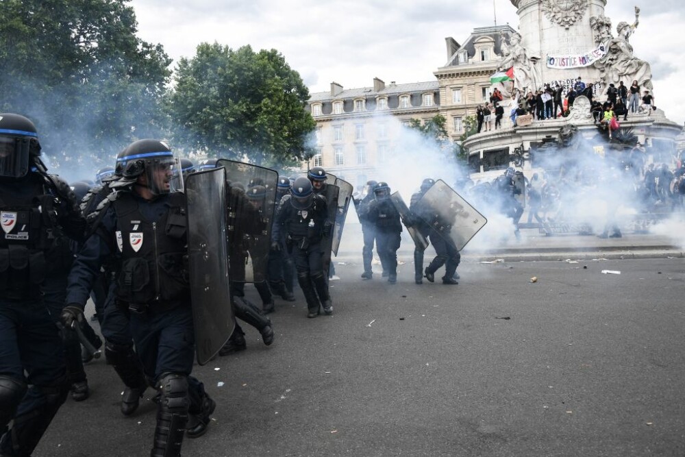 Mii de oameni au protestat împotriva rasismului la Paris. Poliția a intervenit cu gaze lacrimogene - Imaginea 2