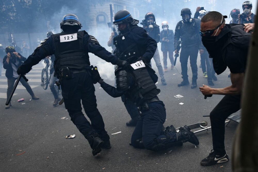 Mii de oameni au protestat împotriva rasismului la Paris. Poliția a intervenit cu gaze lacrimogene - Imaginea 3