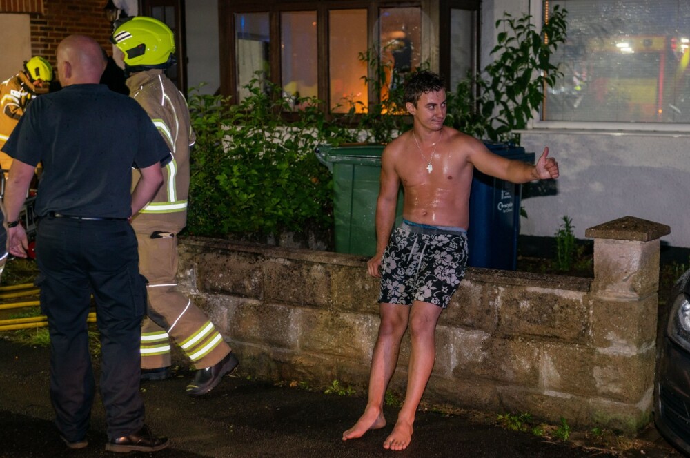 Un român din UK a intrat dezbrăcat într-o clădire în flăcări ca să își salveze vecinul - Imaginea 1