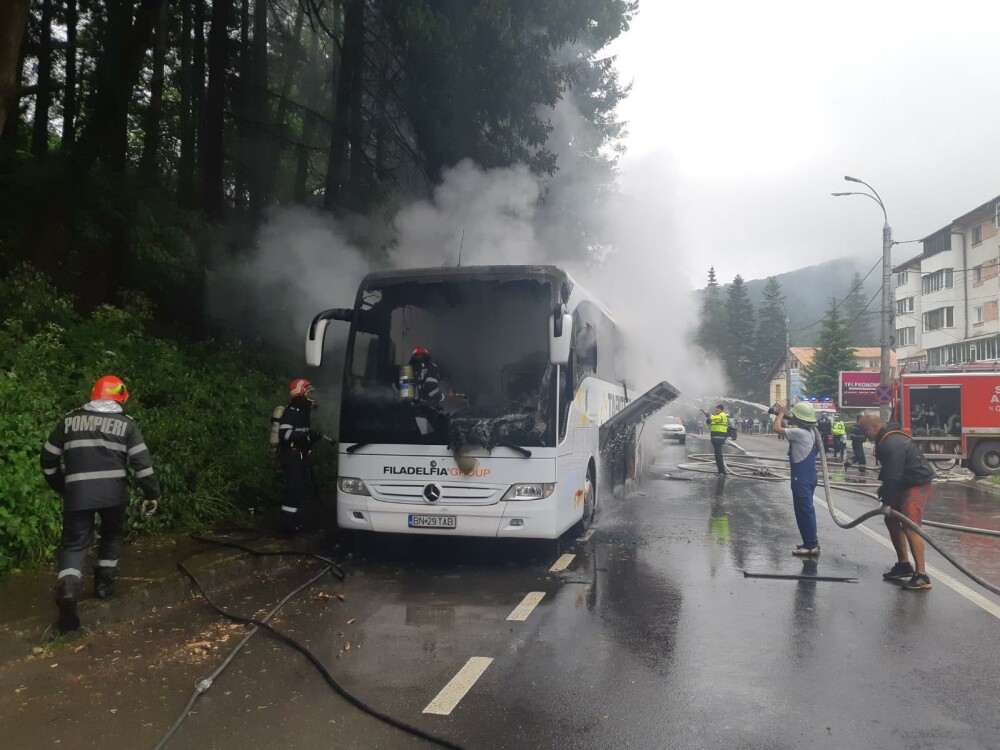 Autocar în flăcări pe DN1, în Azuga. Ce s-a întâmplat cu cei 46 de pasageri - Imaginea 1