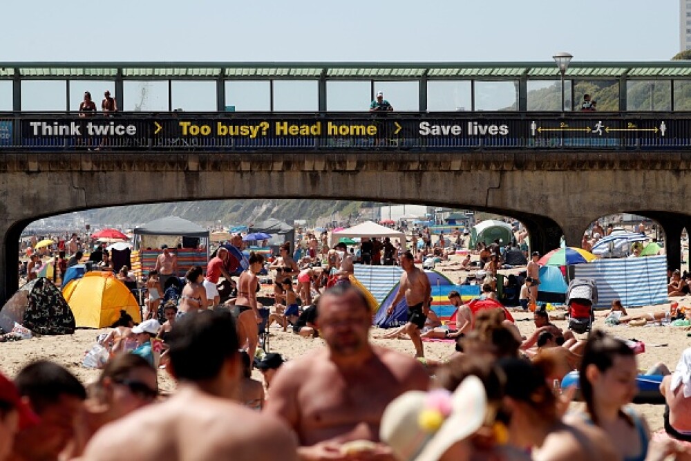 Mii de oameni s-au înghesuit pe plajă în Marea Britanie. Autoritățile se tem de un al doilea val de Covid - Imaginea 2