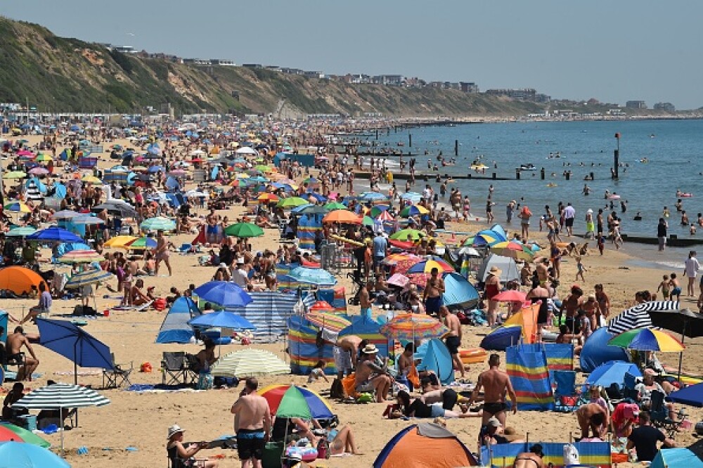 Mii de oameni s-au înghesuit pe plajă în Marea Britanie. Autoritățile se tem de un al doilea val de Covid - Imaginea 5