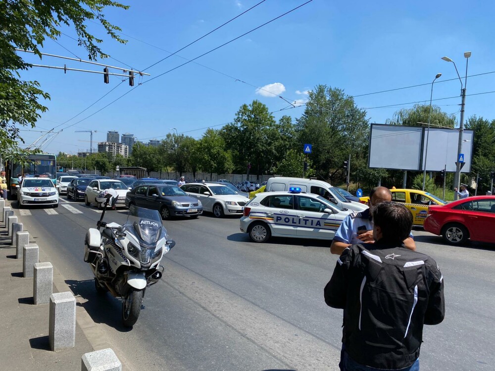 Un copil de 10 ani a murit după ce a fost lovit de un motociclist, în București - Imaginea 14