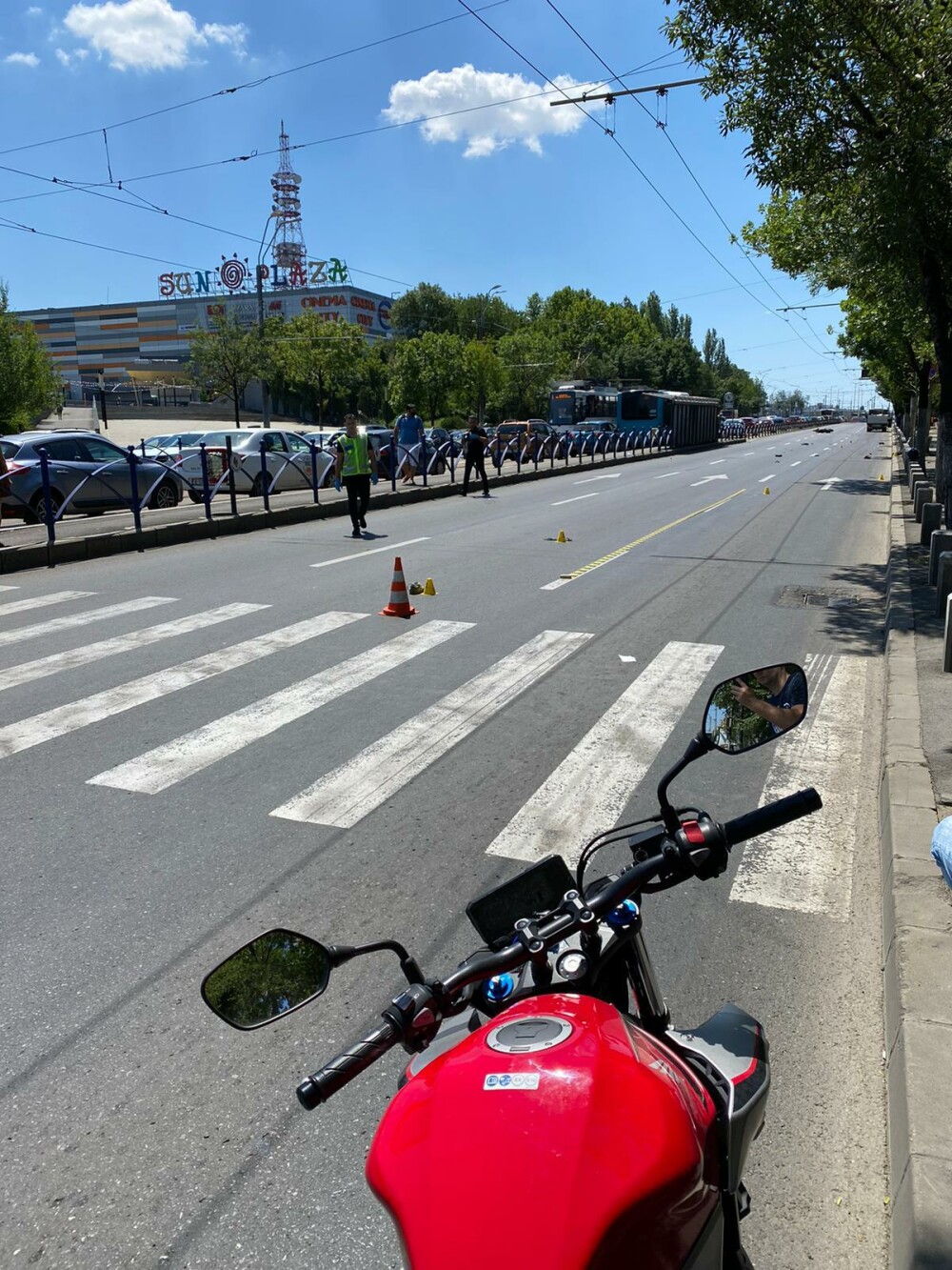 Un copil de 10 ani a murit după ce a fost lovit de un motociclist, în București - Imaginea 7