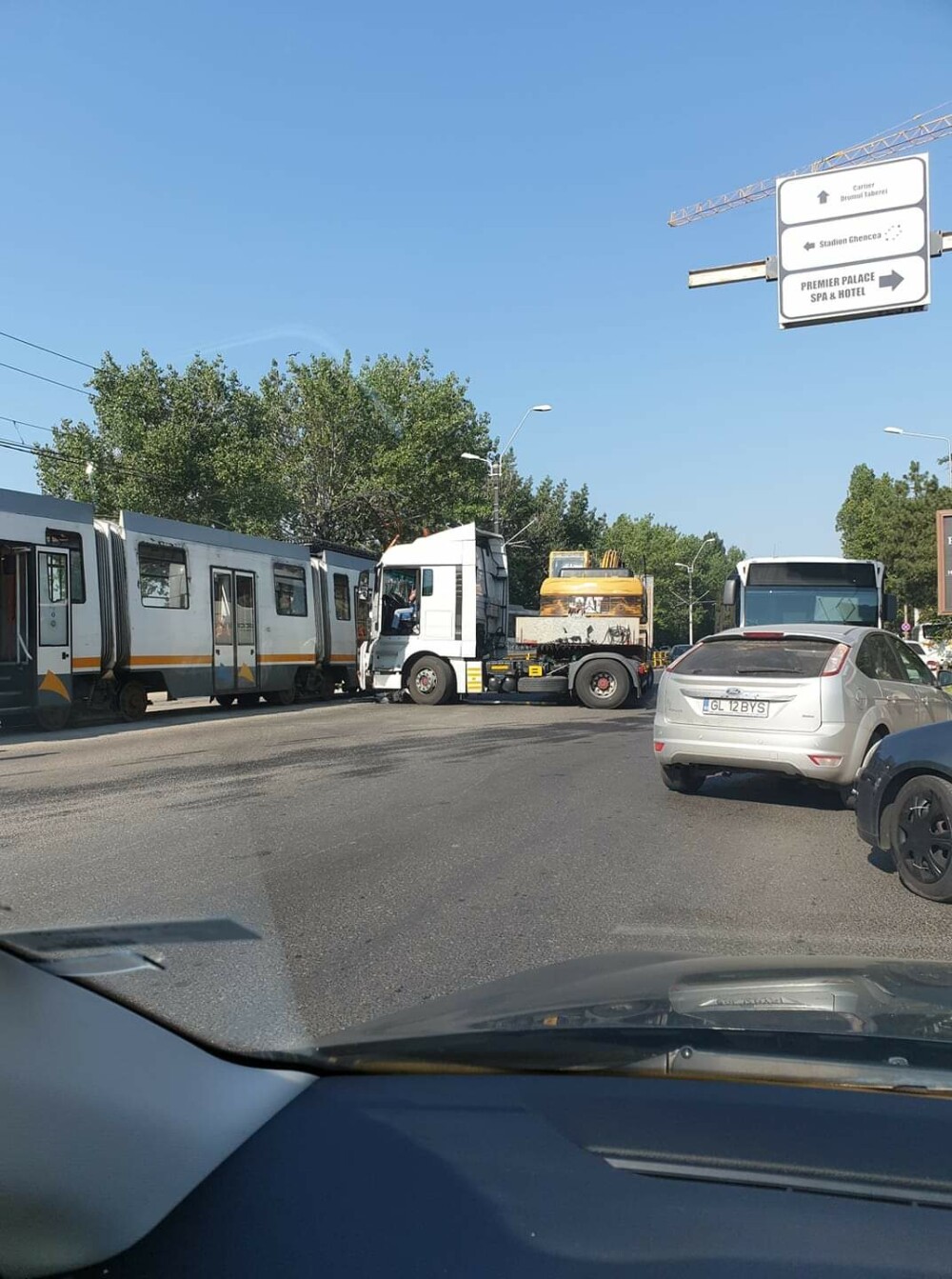 Accident între un tramvai și un TIR în Capitală - Imaginea 1